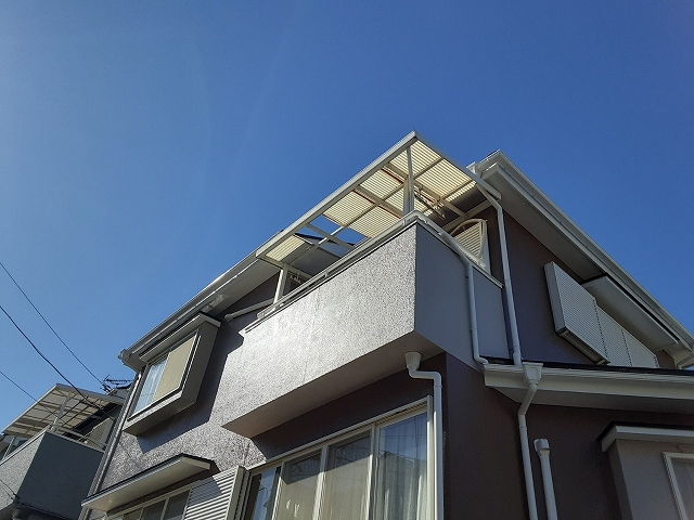 ベランダ屋根全体の破損状況